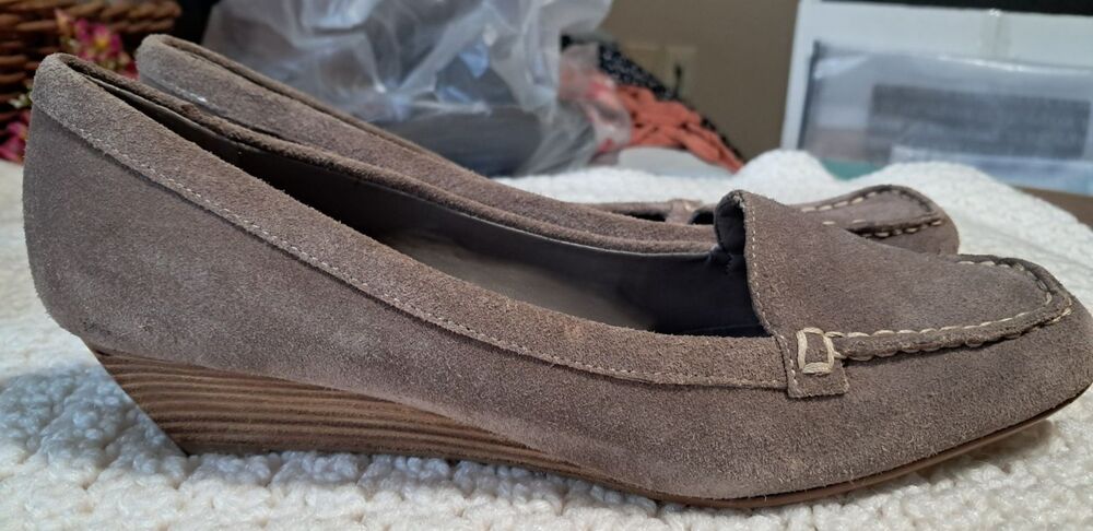 Coldwater Creek Suede Loafers Low Wedge Heel Size 9M Leather Slip-On Grey Taupe